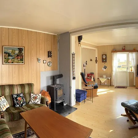Cosy Retro House In Lofoten *
