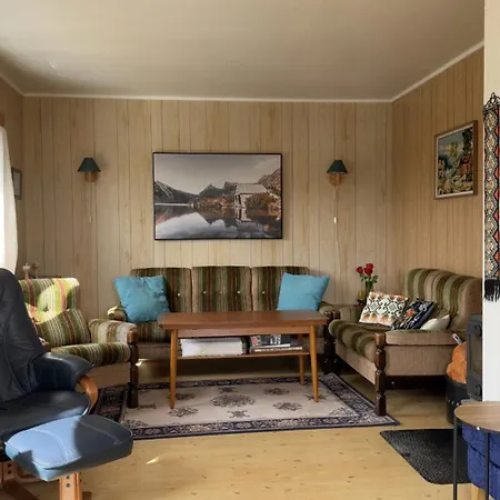 Nyaraló Cosy Retro House In Lofoten *